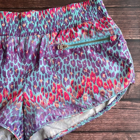 LORNA JANE | Multicolour print running shorts with dual zippered pockets - Picture 3 of 9